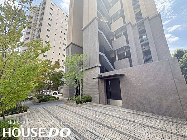 駐輪場入口。石畳の舗装が上質な雰囲気を醸し出します。