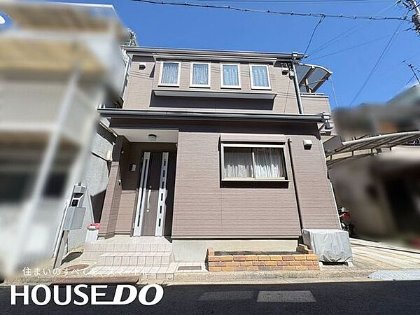 大きめの敷地に建つ2階建て住宅の外観。カーポート付きで駐車スペースも確保されています。