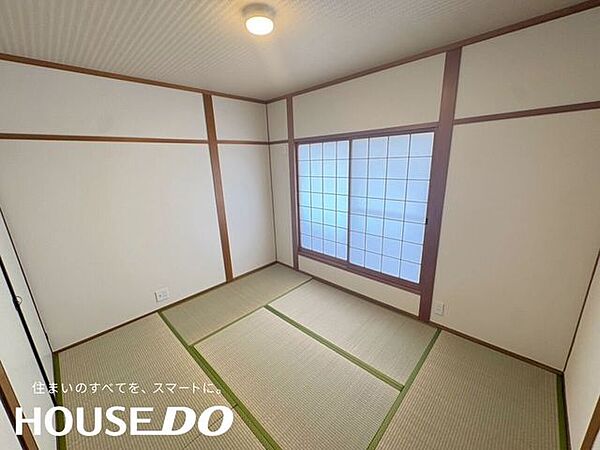 和室。障子越しのやわらかな光が畳の間に差し込む、落ち着いた和の空間です。