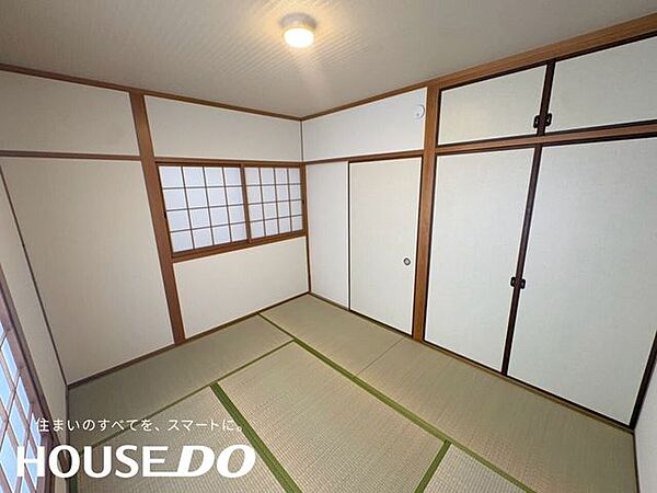 収納も備え、来客用の布団などもしまいやすい和室です。