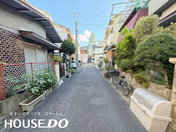 閑静な住宅街の中に位置し、周辺の建物の規模感も参考になります。