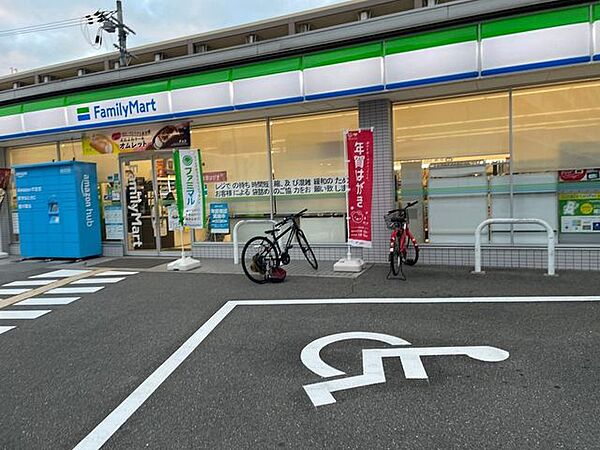 ファミリーマート高槻古曽部店 840m
