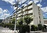 外観：落ち着いた住宅地に位置する、緑と静かな住環境が魅力のマンションです。