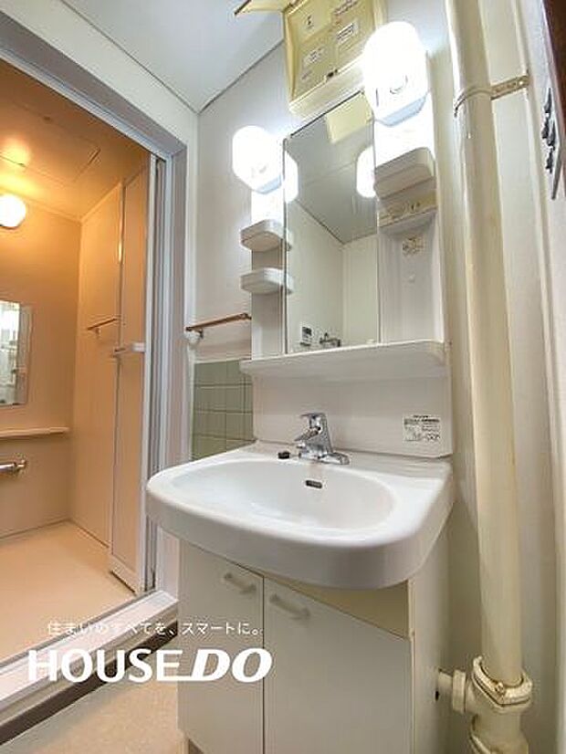 洗面台には鏡の横に収納スペースがあり、洗面用具の収納に便利♪