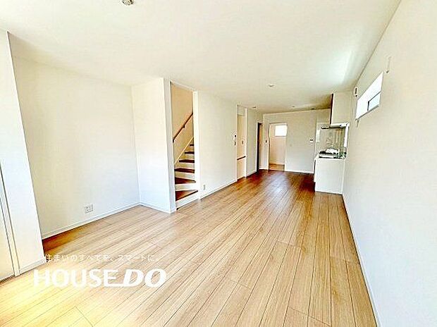 リビングには南側と西側に窓があり、明るい日差しが入ってきます♪