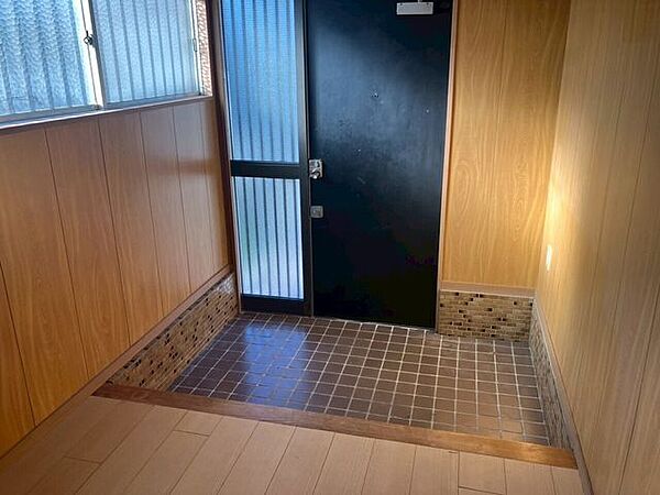 光の差し込む明るい玄関ですね。