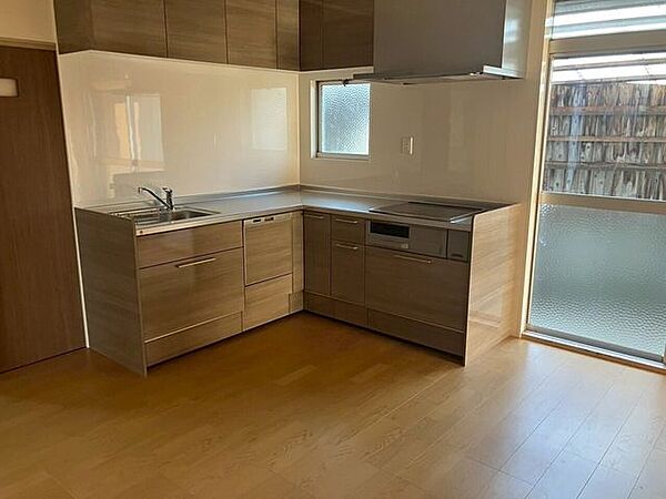 部屋の隅を利用しているため、リビング空間がより広く確保できています。