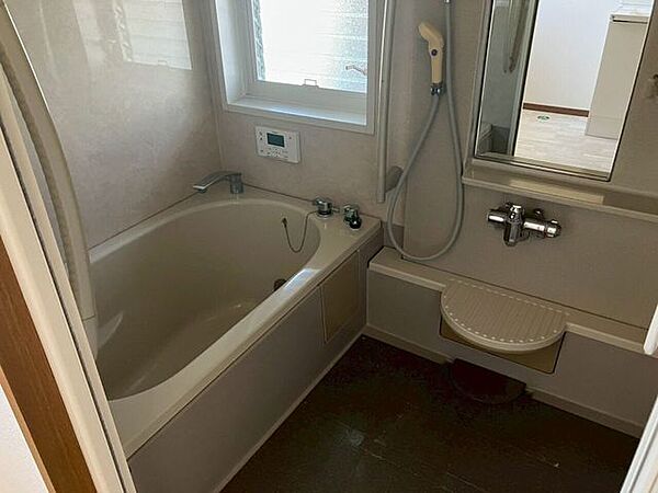 入浴後に窓を開けるだけで、換気扇なしでも湿気を効率的に排出し、カビや結露の発生を防ぎます。電気代を節約しつつ、空気を循環できます。