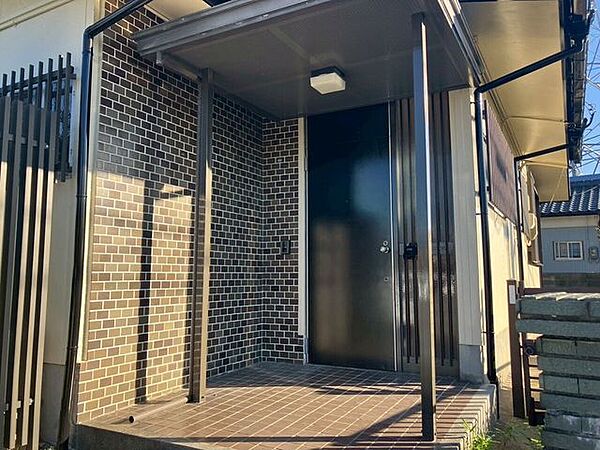 雨の日も安心の屋根付き玄関。外出や帰宅時もスムーズで、毎日の動線にゆとりが生まれます。来客を気持ちよく迎えられる、使い勝手の良いエントランスです。