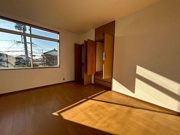 クローゼットがあることで衣類や布団、雑多な荷物を隠すことができ、部屋がスッキリとした印象になります。