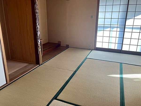 お昼寝や遊び場として使いやすい畳の和室。収納もあり、おもちゃや学用品もすっきり片付きます。家族の目が届く安心の空間です。