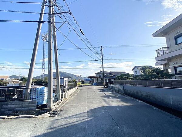 進入路は道路幅6m程度あり離合も可能です♪