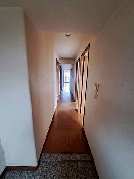 奥行きを感じるまっすぐな廊下です