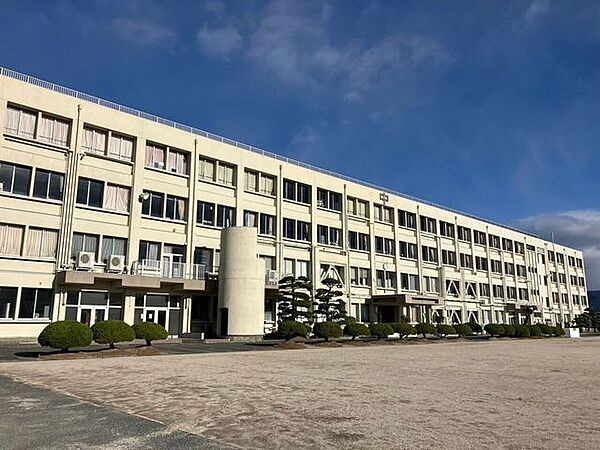 華陽中学校自ら学び、豊かな人間性と強健な体力を備え、時代を生き抜く生徒の育成を目標としています。 1030m