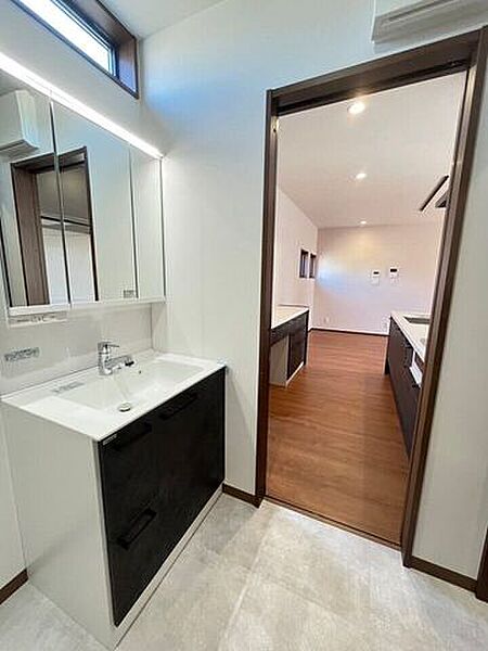 洗面室から奥の部屋へ繋がる動線が、家事の効率をグッと高めます。