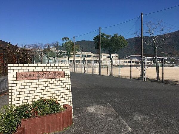 牟礼中学校 至誠・自律・奉仕を校訓とし、特に自立と自律を身につけようとする生徒の育成を目標としています。 1500m