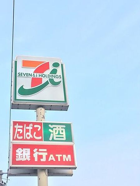 セブンイレブン防府牟礼店食料品の買い出しや、宅配物の受け取り、ATM利用にも徒歩で行けるのは嬉しいですね！ 700m