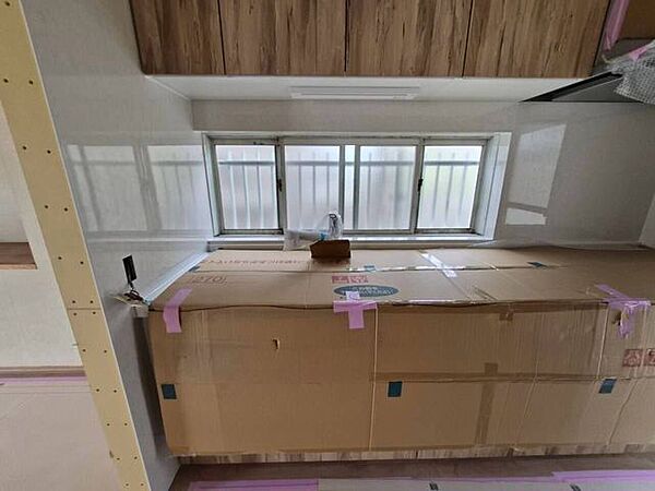 システムキッチンへ新品交換します！出窓があるので手元が明るくなっています。