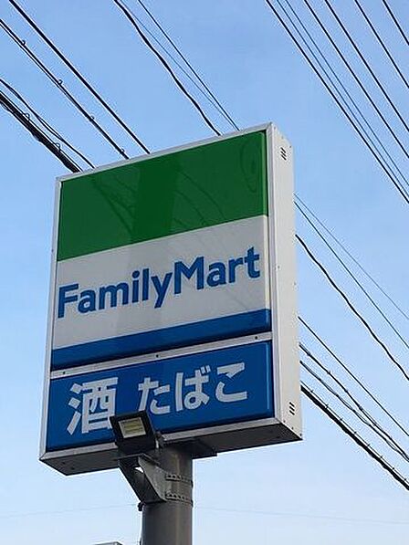 ファミリーマート防府車塚町店食料品の買い出しや、宅配物の受け取り、ATM利用にも徒歩で行けるのは嬉しいですね! 700m
