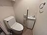 トイレ：独立した手洗い場と手すりが備わった、安心で機能的なトイレ空間です。コンパクトながら使い勝手が追求されています！♪