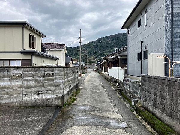 前道は2項道路なので、少し狭い印象かもしれませんが、敷地が広いので、中で車の向きは余裕で変えられます！