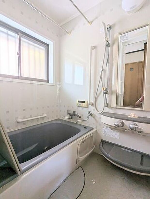 窓のある浴室。洗濯物をかけられるポールもあるので、タオルを干したりにも使えますね！