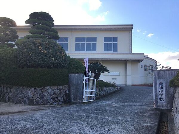 西浦小学校 670m