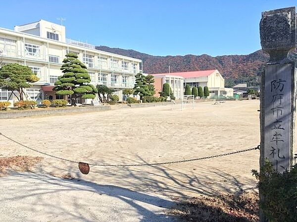 牟礼小学校 1300m