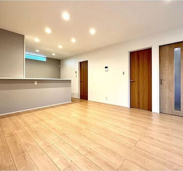 キッチンの奥まで視界が続くリビングは実際の床面積以上の広がりを感じます♪壁が長くある為家具を置いても動線がスムーズになりやすい♪
