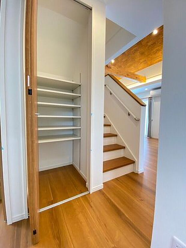 リビングに階段下収納がございます。デッドスペースである階段下を有効利用できるのでリビングに関する物を収納でき、作業動線が良くなります。