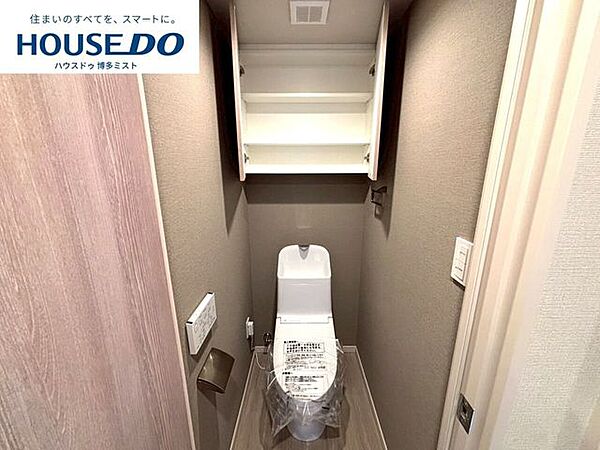 【毎日の使うものだから】温水洗浄便座付きのトイレです。汚れてもサッとひと拭きでお手入れ簡単。節水仕様でしっかり洗浄できます。環境にやさしく、しかも経済的です。