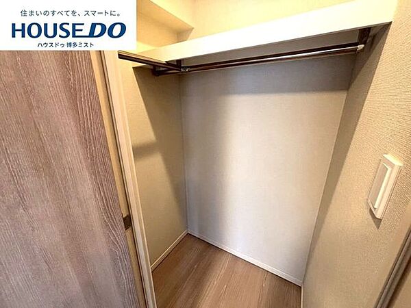 【欲しいところの収納力】実際に生活することを考え、お部屋の収納を重視しました。かさばる季節の衣類や大きなキャリーバッグもラクラク収納♪