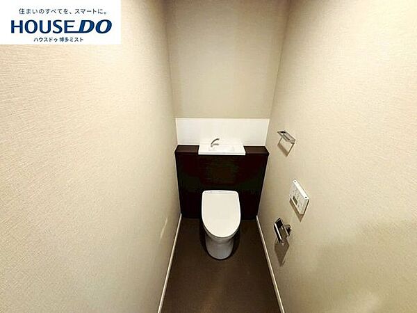 【毎日の使うものだから】温水洗浄便座付きのトイレです。汚れてもサッとひと拭きでお手入れ簡単。節水仕様でしっかり洗浄できます。環境にやさしく、しかも経済的です。