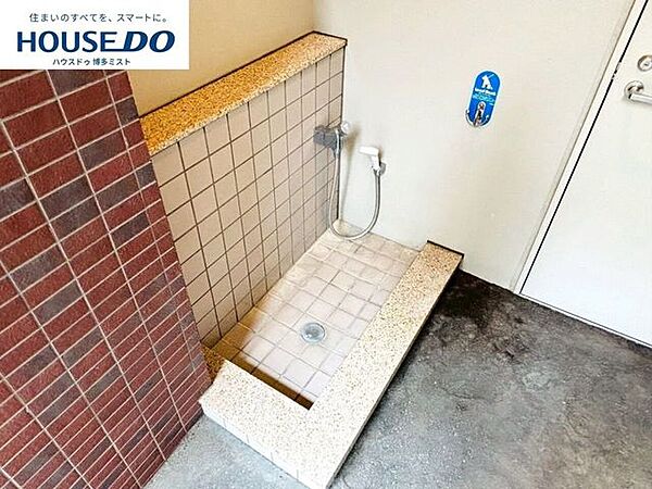 【大切な家族と一緒に暮らす♪】ワンちゃんのお散歩帰りには、マンション入り口にある足洗い場でキレイに洗ってからお部屋へ入れます。