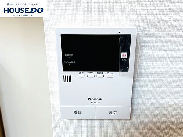 訪問者を画像と音声で確認できる、防犯性に優れた安心のシステム。スッキリとしたデザインで、誰でも簡単に操作していただけます。