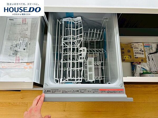 ビルトインタイプで、キッチンと同じカラーにすることにより一体感を持たせた食器洗浄乾燥機。乾燥機能が備わっているため家事の時間が短縮できます。