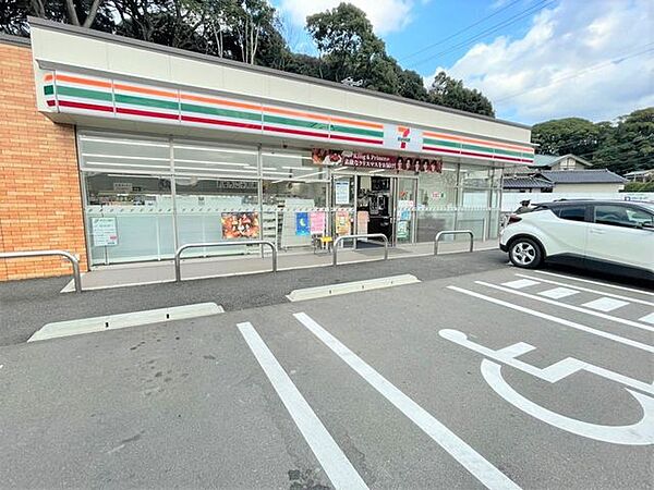 【セブンイレブン　宇美明神坂店】早朝、深夜など時間を気にせずお買い物。話題のスイーツや、期間限定のお惣菜など、要チェックです♪ 400m