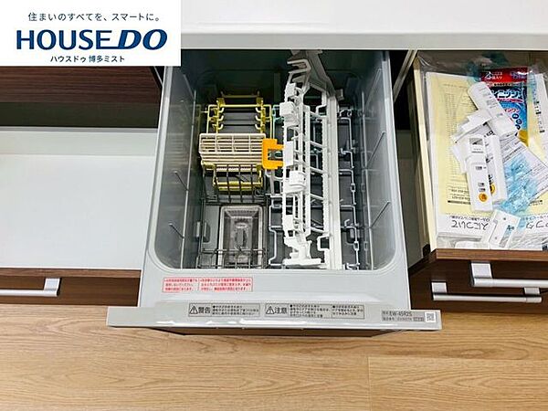 ビルトインタイプで、キッチンと同じカラーにすることにより一体感を持たせた食器洗浄乾燥機。乾燥機能が備わっているため家事の時間が短縮できます。