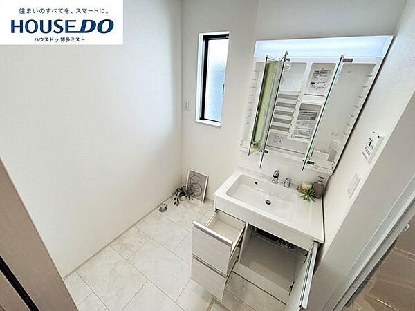 【サクッと準備して、さぁ行こう！】引き出しや3面鏡裏などの収納がたっぷりあるので、出したままにしたくないドライヤーや化粧品類などの生活感が出るものが片付きます。