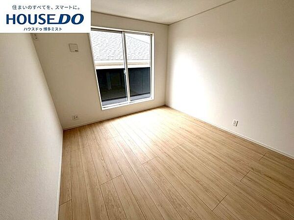【プライベートルームの過ごし方】ベッドや机などの家具を置いてもゆとりある広さ。何にも邪魔されたくない一番のプライベート空間だから、過ごしやすさは大切にしたい・・・。