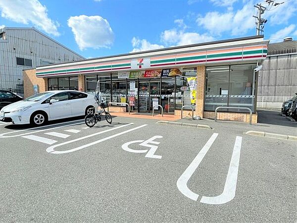 【セブンイレブン　福岡松島4丁目店】早朝、深夜など時間を気にせずお買い物。話題のスイーツや、期間限定のお惣菜など、要チェックです♪ 1000m