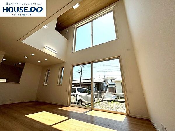 大きな窓から光がやわらかく広がるLDK。朝は明るく、夕方はあたたかな色に染まる。一日の移ろいを、家の中で感じられます。