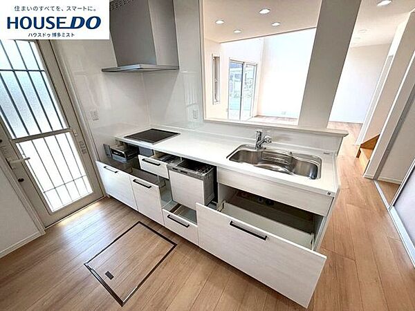 使いやすさを突き詰めたシステムキッチン。レンジ下・カウンター下のスライド収納には調理器具も調味料もすっきり収まり、料理の段取りがスムーズになります。