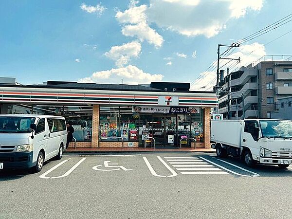 【セブンイレブン 博多那珂1丁目店】早朝、深夜など時間を気にせずお買い物。話題のスイーツや、期間限定のお惣菜など、要チェックです♪ 300m