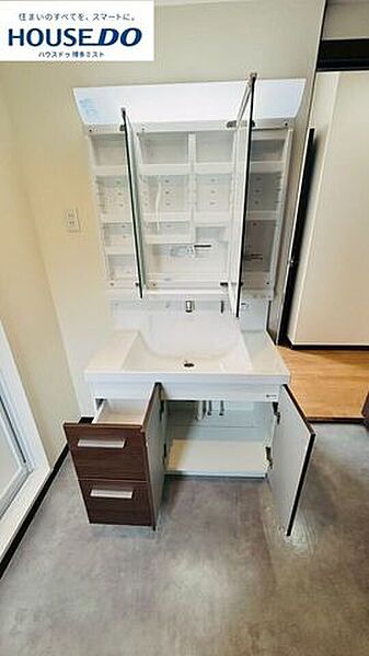 【サクッと準備して、さぁ行こう！】引き出しや3面鏡裏などの収納がたっぷりあるので、出したままにしたくないドライヤーや化粧品類などの生活感が出るものが片付きます。