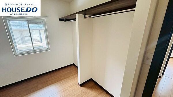 【欲しいところの収納力】実際に生活することを考え、お部屋の収納を重視しました。かさばる季節の衣類や大きなキャリーバッグもラクラク収納♪