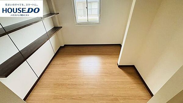 【欲しいところの収納力】実際に生活することを考え、お部屋の収納を重視しました。かさばる季節の衣類や大きなキャリーバッグもラクラク収納♪