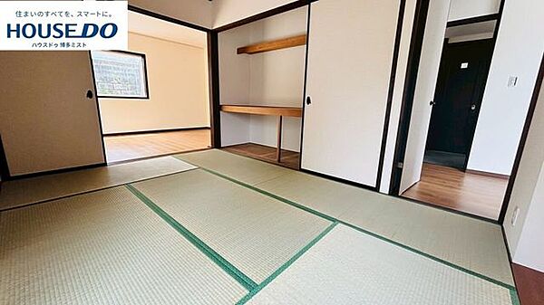 【寝そべりエリアの和室】リビング横の和室は、客間としてはもちろん、お子様のお昼寝ゾーンやおもちゃゾーンとしても活躍♪