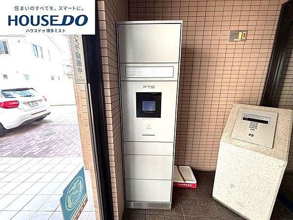 不在時でも荷物を受け取れる宅配ボックス。再配達を依頼する手間がなくなり、受け取りのために予定を調整する必要もありません。