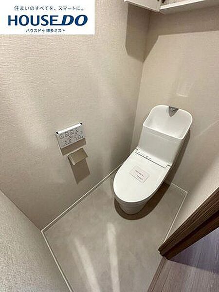 【毎日の使うものだから】温水洗浄便座付きのトイレです。汚れてもサッとひと拭きでお手入れ簡単。節水仕様でしっかり洗浄できます。環境にやさしく、しかも経済的です。